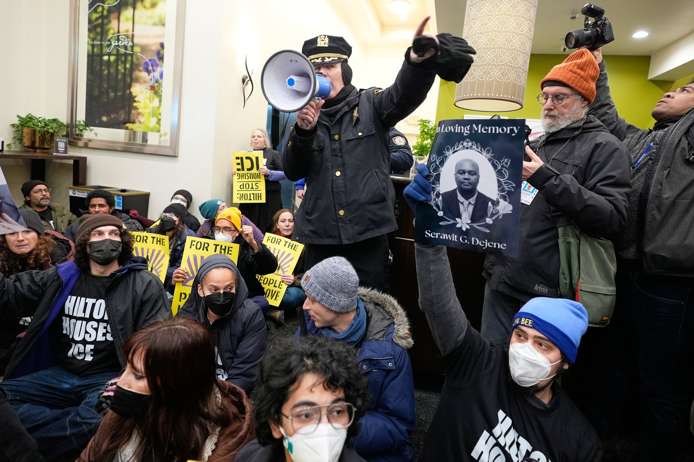 Dozens of protesters arrested at hotel in Manhattan during sit-in over immigration crackdown | iNFOnews.ca Dozens of protesters arrested at hotel in Manhattan during sit-in over immigration crackdown | iNFOnews.ca