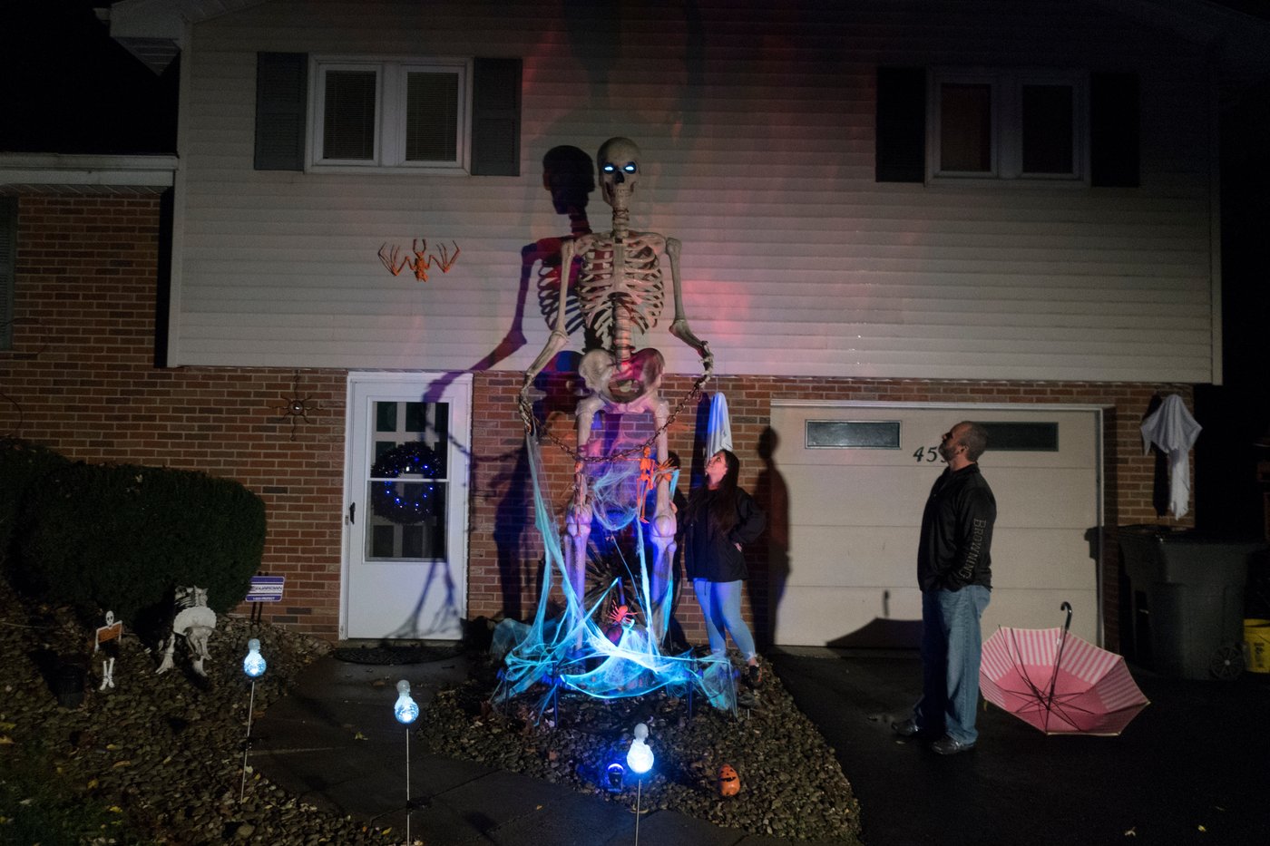 Make no bones about it, the giant skeleton has become an American Halloween fixture | iNFOnews.ca