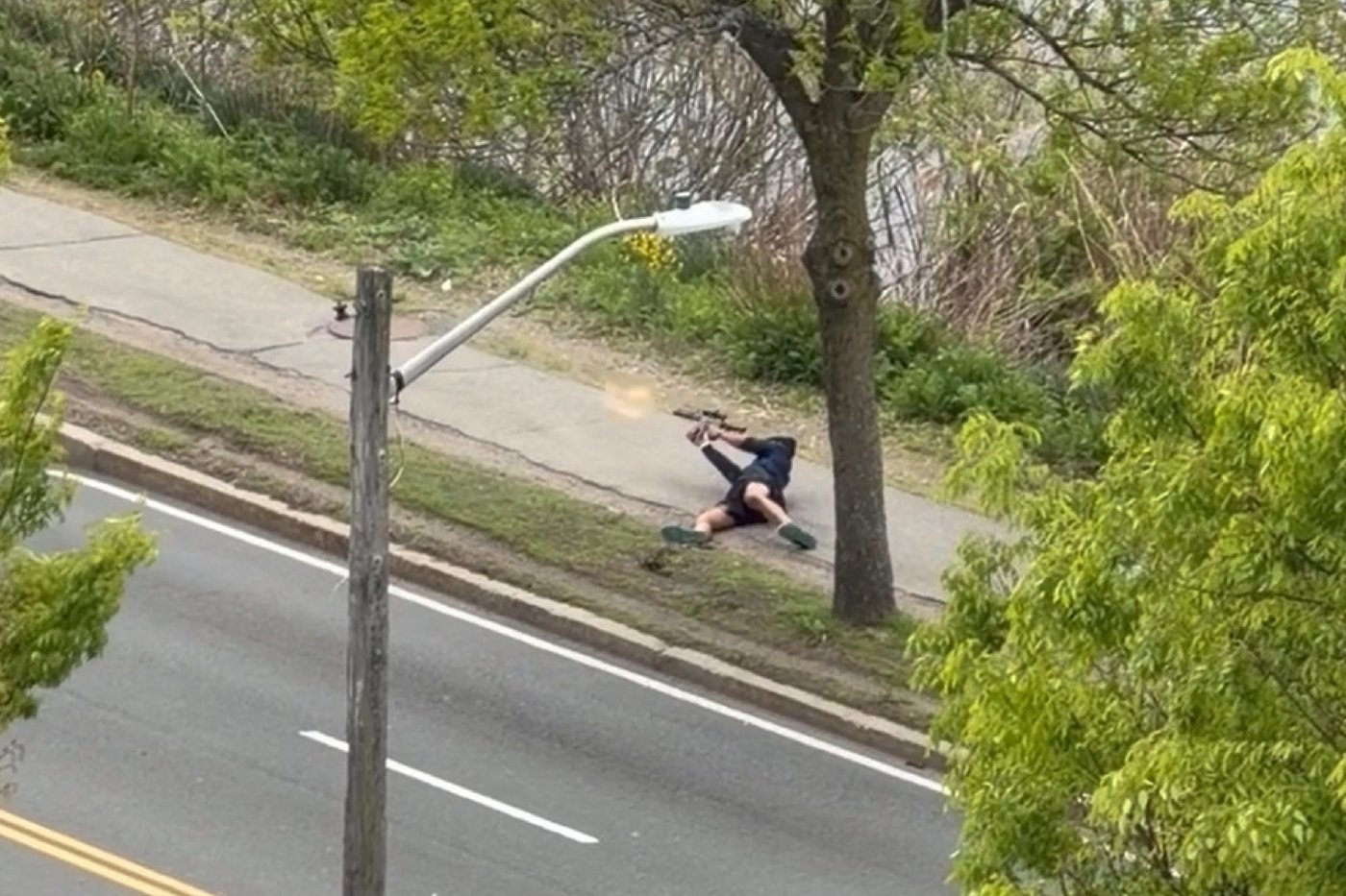 Man with assault rifle wildly shoots at drivers near Boston, wounding 2, officials say | iNFOnews.ca