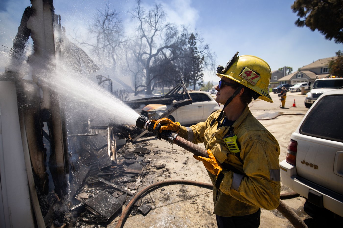 Photos show firefighters battling Southern California blaze | iNFOnews.ca