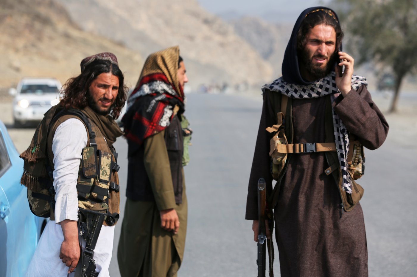 Afghanistan's soldiers guard the border with Pakistan as both countries trade attacks, in photos | iNFOnews.ca