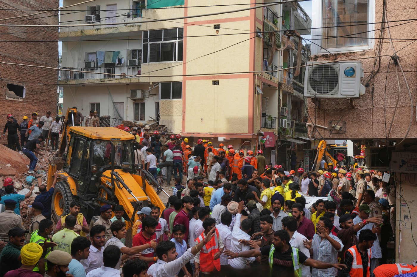Building collapse in New Delhi kills 1 and traps dozens of others | iNhome Building collapse in New Delhi kills 1 and traps dozens of others | iNhome