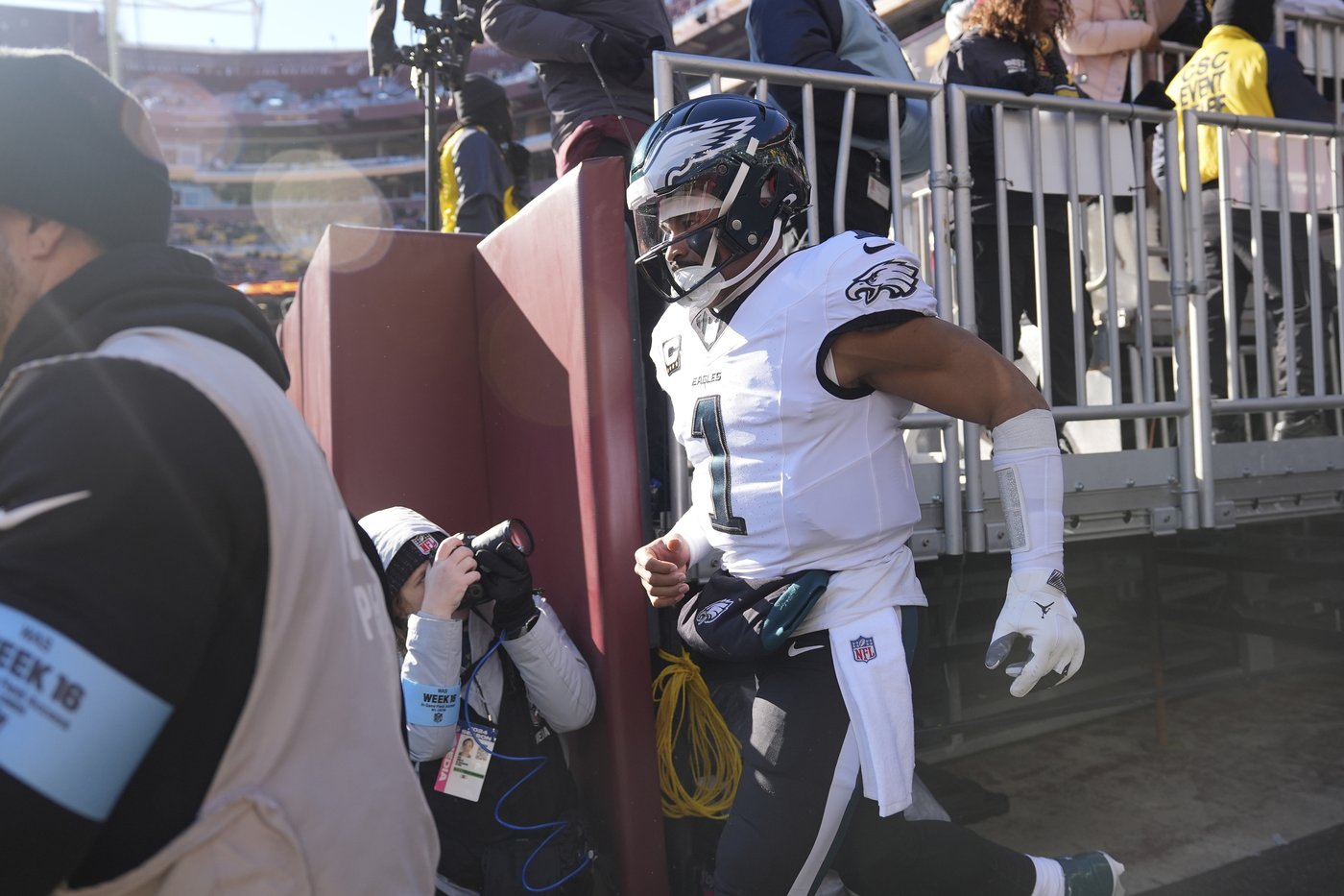 Eagles QB Jalen Hurts is in the NFL’s concussion protocol. His status for Sunday is uncertain | iNFOnews.ca