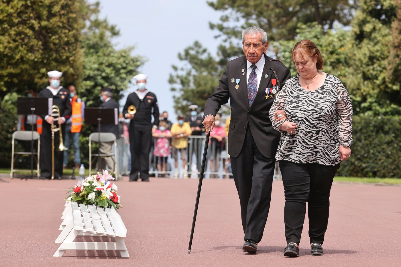 D-Day veteran Charles Shay, who saved lives on Omaha Beach, dies at 101 in France | iNFOnews.ca