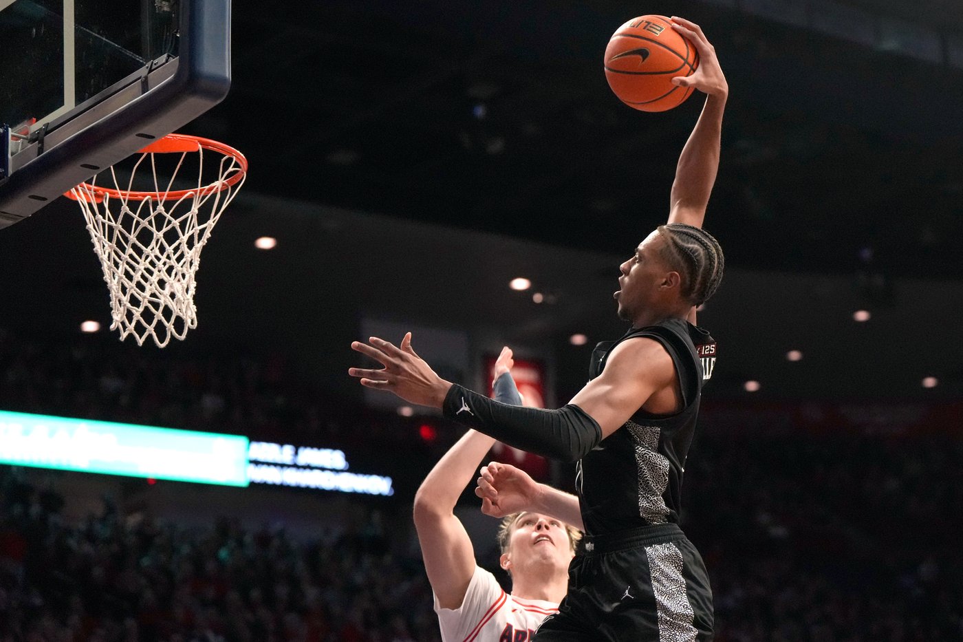 No. 1 Arizona pulls away late to top Cincinnati 77-51 and remain 1 of 3 unbeatens in country | iNFOnews.ca No. 1 Arizona pulls away late to top Cincinnati 77-51 and remain 1 of 3 unbeatens in country | iNFOnews.ca
