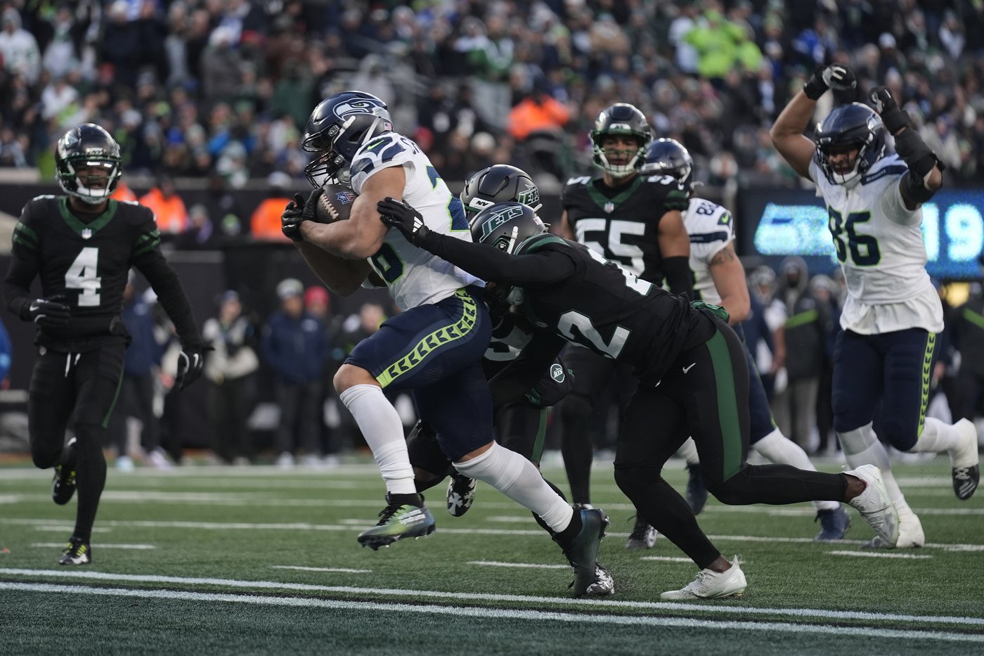 Williams' 92-yard INT return and Charbonnet's late TD run help Seahawks top Jets 26-21 | iNFOnews.ca