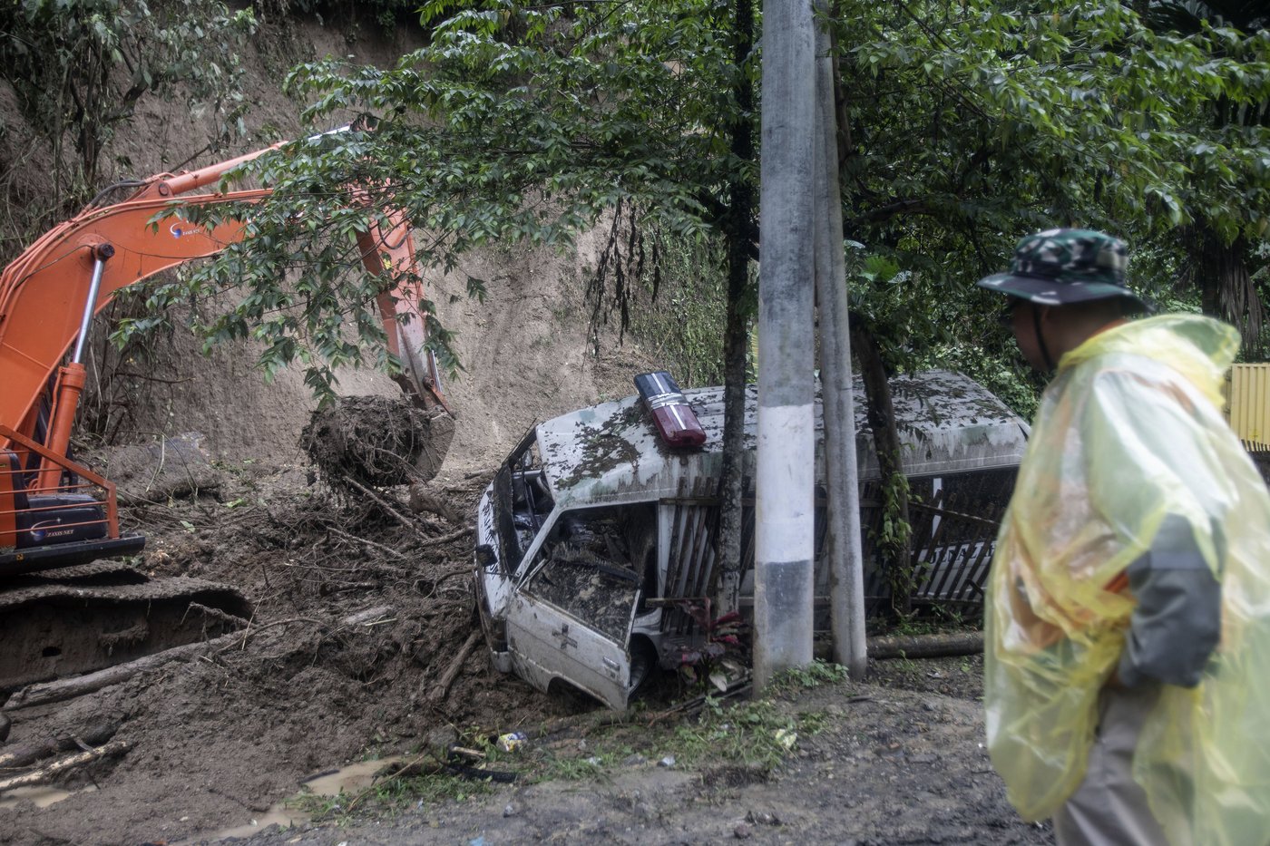 Landslide triggered by rain in Indonesia's Sumatra island kills 9 people in a tourist bus | iNFOnews.ca Landslide triggered by rain in Indonesia's Sumatra island kills 9 people in a tourist bus | iNFOnews.ca