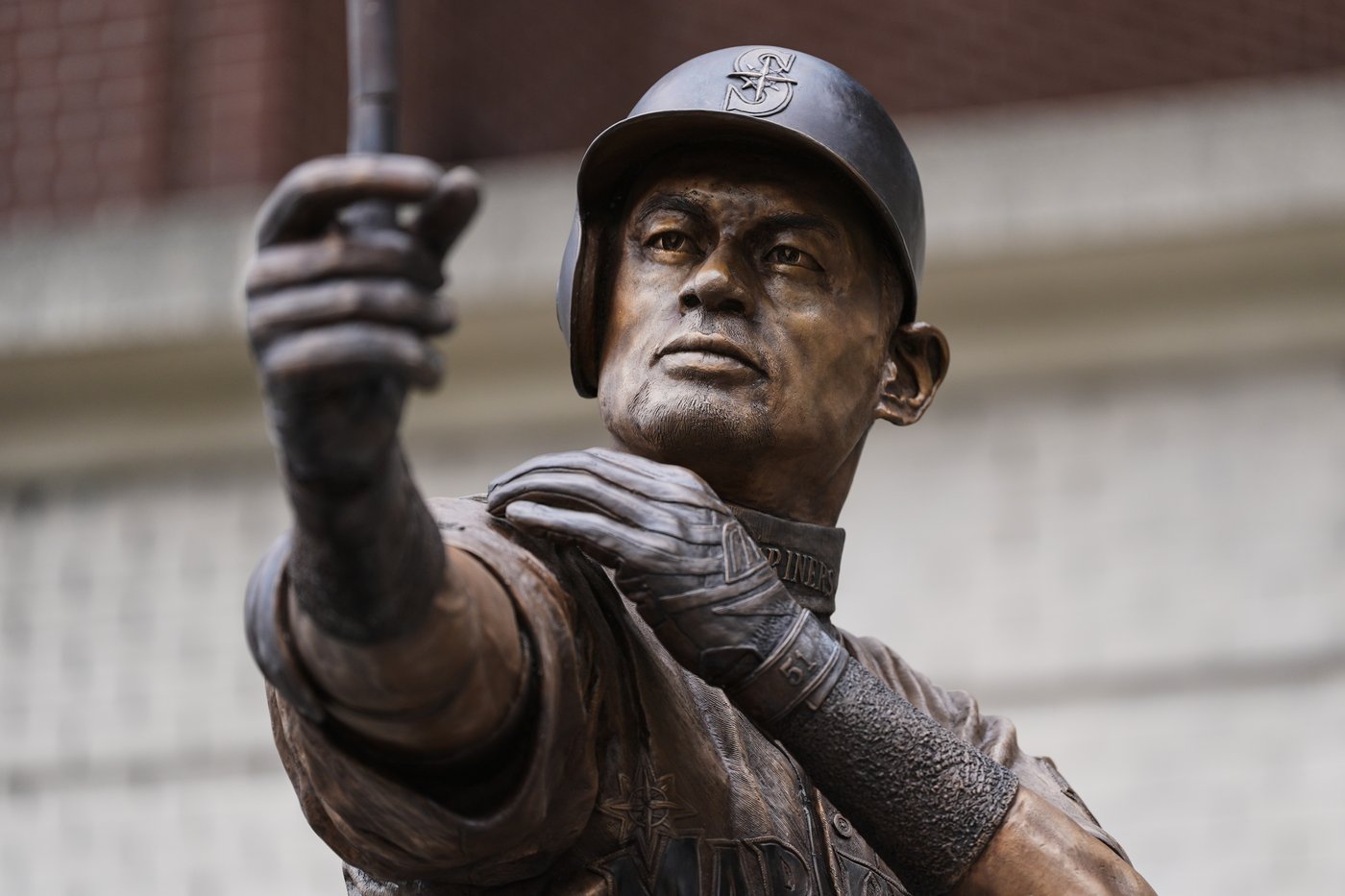Ichiro Suzuki's statue unveiling has a mishap as bat snaps during ceremony | iNFOnews.ca