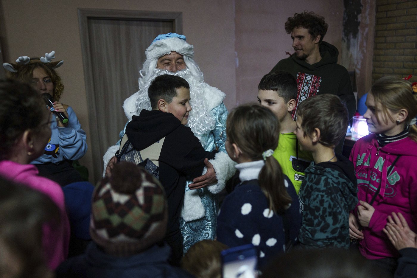 'Reindeer' volunteers bring holiday magic to Ukrainian children living on the frontlines | iNFOnews.ca