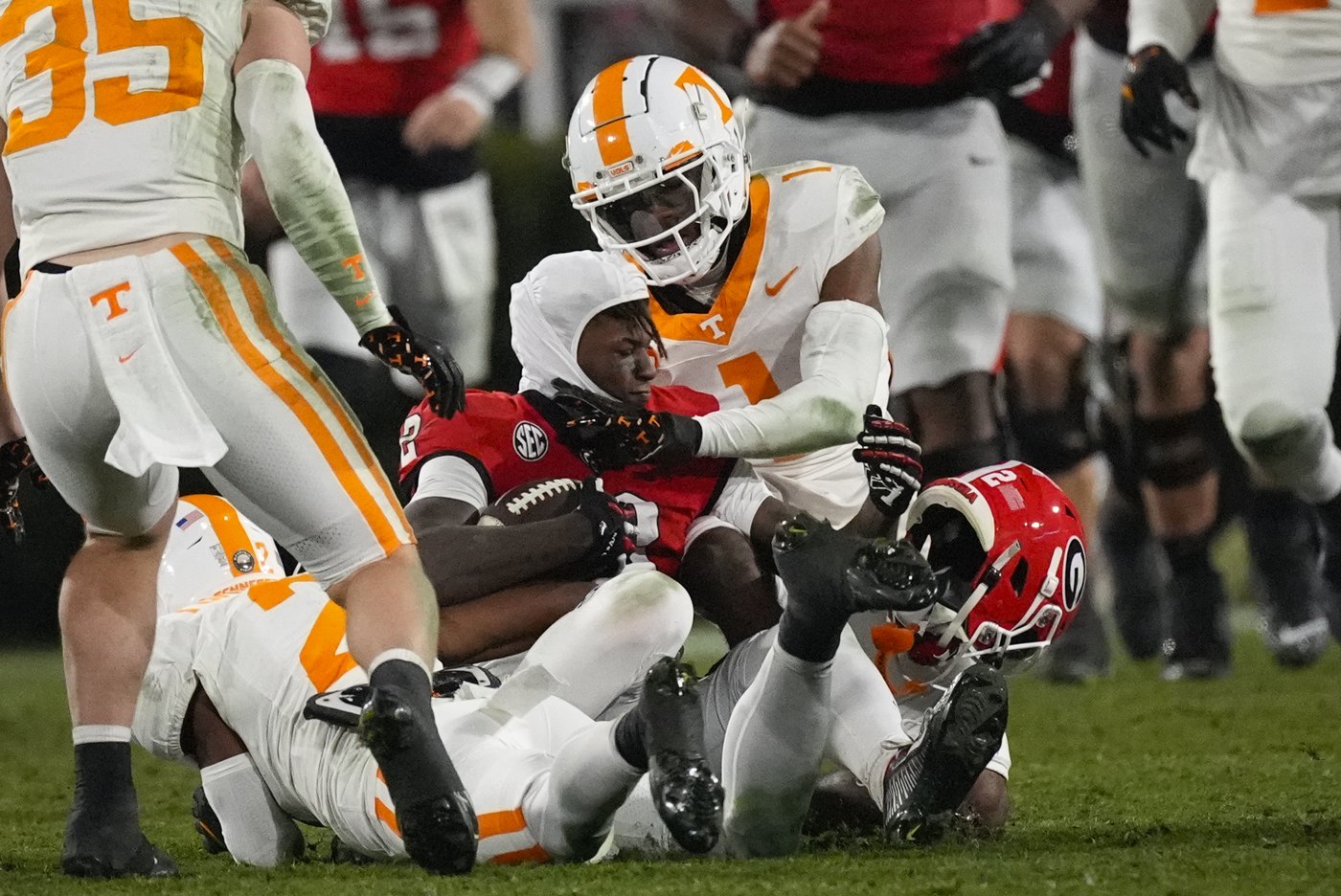 Beck throws for 2 TDs, runs for another to lead No. 11 Georgia past No. 6 Tennessee 31-17 | iNFOnews.ca