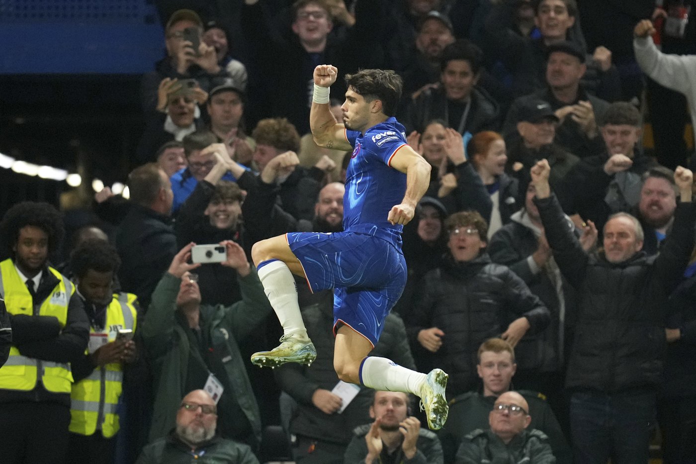 Arsenal's winless run goes on after 1-1 draw with Chelsea and Man United beats Leicester 3-0 | iNFOnews.ca
