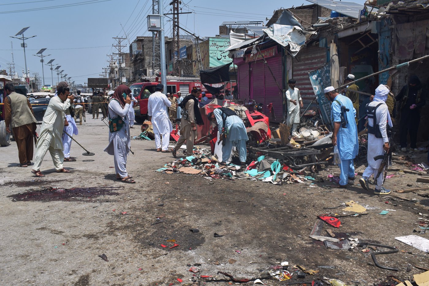 Bomb rigged to rickshaw explodes in Pakistan bazaar, killing 9 and wounding more than 2 dozen others | iNFOnews.ca Bomb rigged to rickshaw explodes in Pakistan bazaar, killing 9 and wounding more than 2 dozen others | iNFOnews.ca