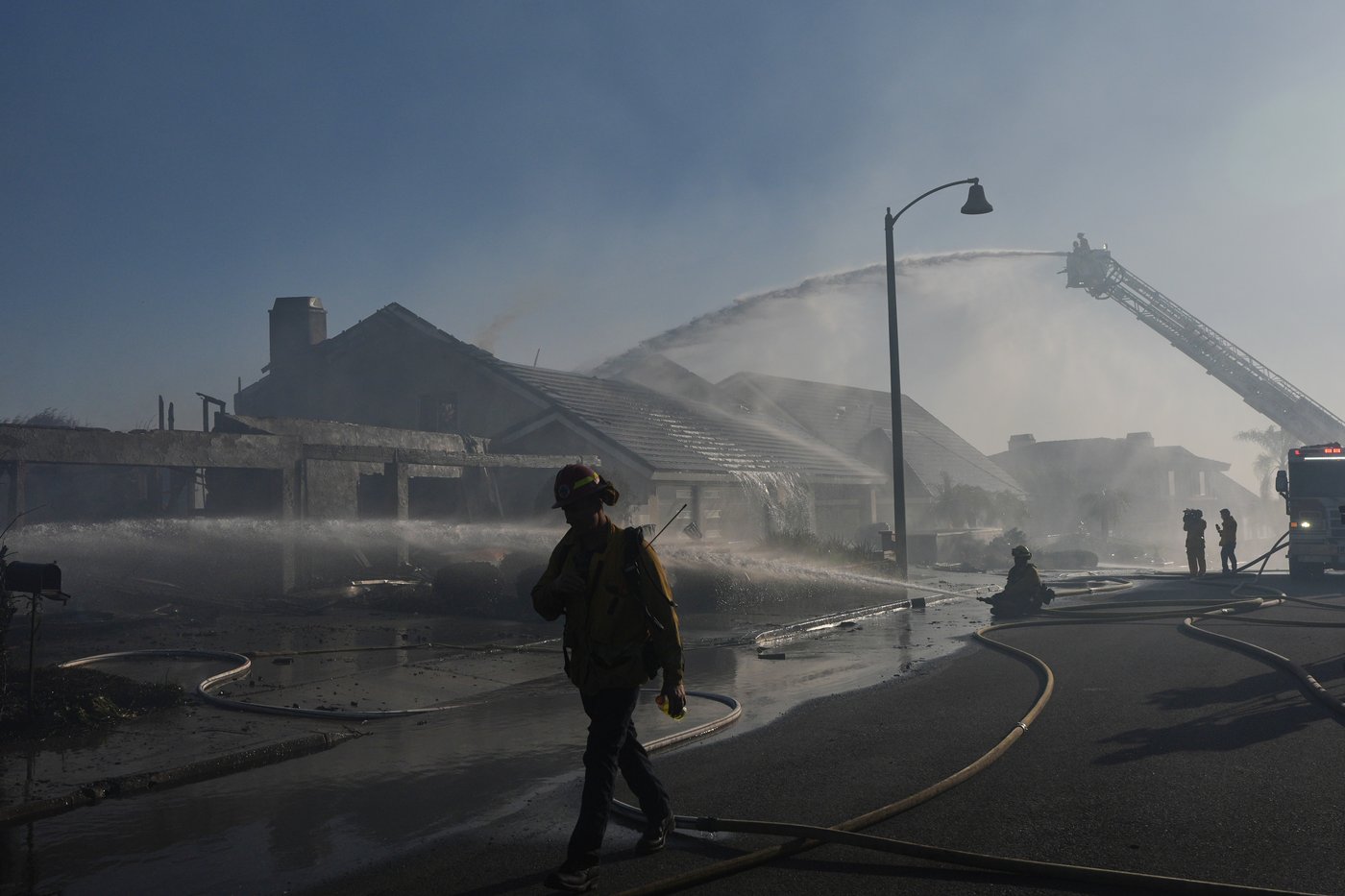 Coastal homes burn as hot winds fuel California fires | iNwheels Coastal homes burn as hot winds fuel California fires | iNwheels