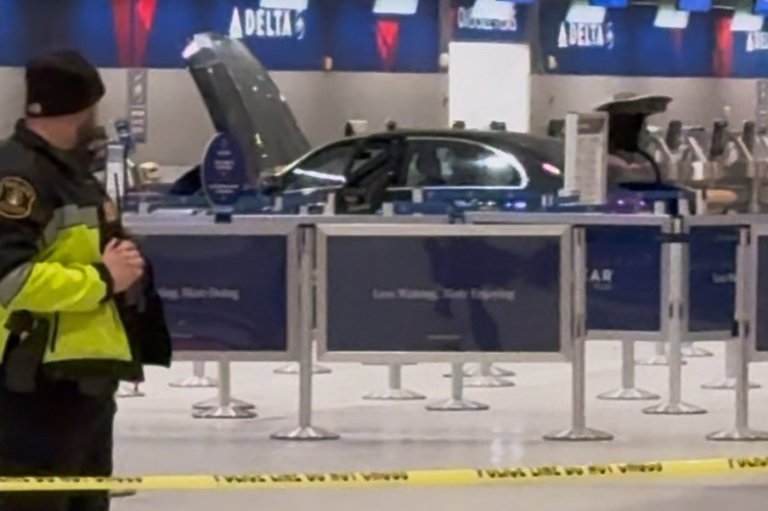 Car crashes into Detroit-area airport entrance, injuring 6 | iNFOnews.ca