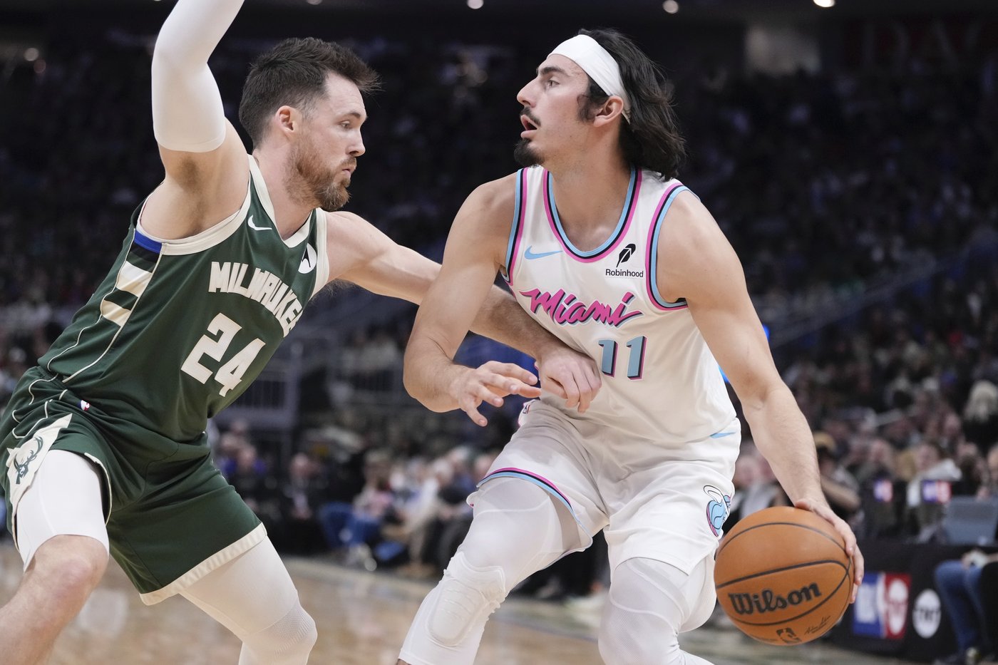 Lillard, Bucks overcome travel issues to trounce Heat 125-96 for 5th straight win | iNFOnews.ca