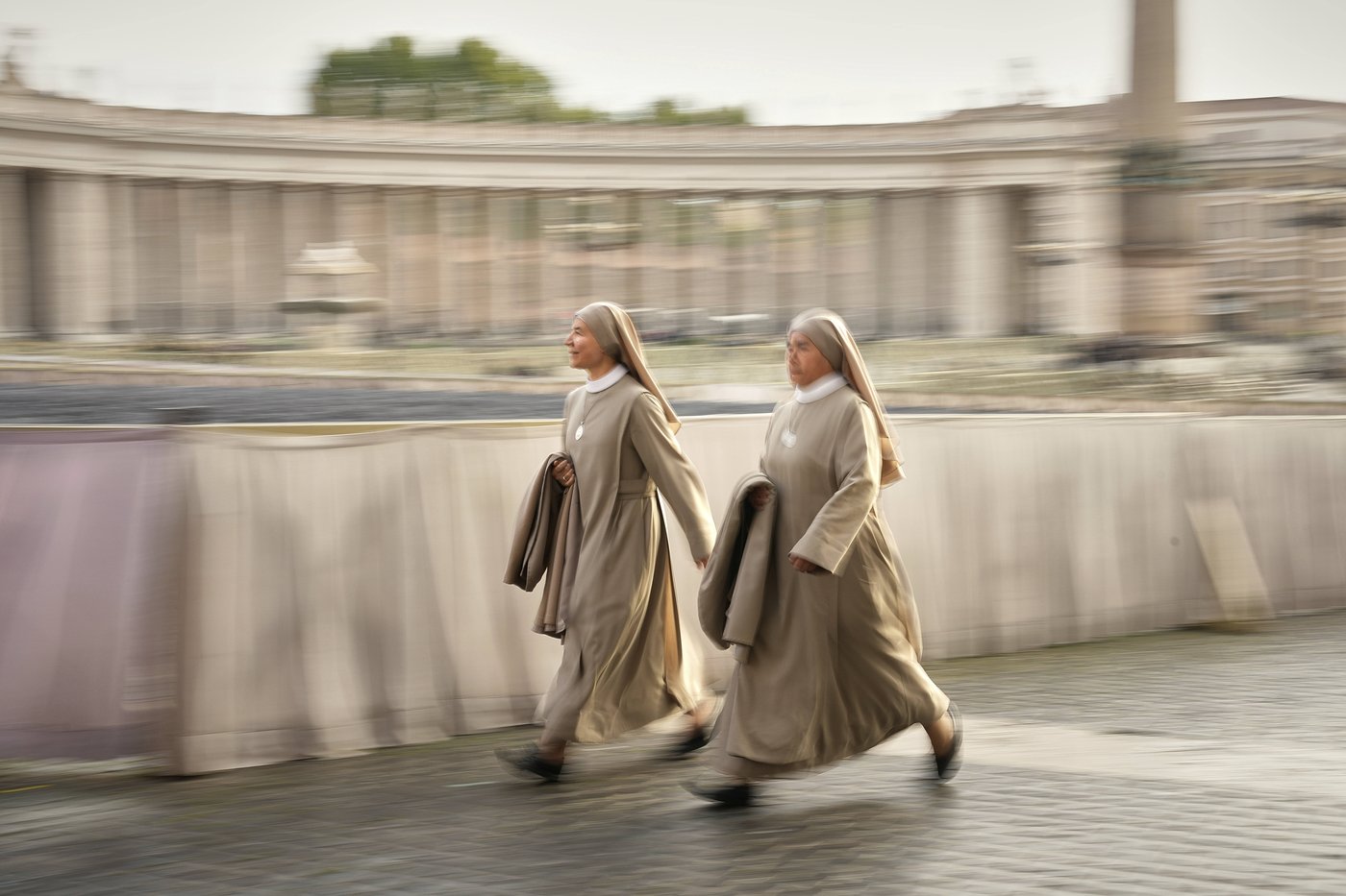 Catholic faithful pay their final respects to Pope Francis as public viewing begins | iNFOnews.ca
