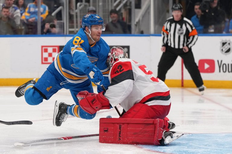 Kochetkov makes 24 saves to help the Hurricanes beat the Blues 4-0 | iNFOnews.ca