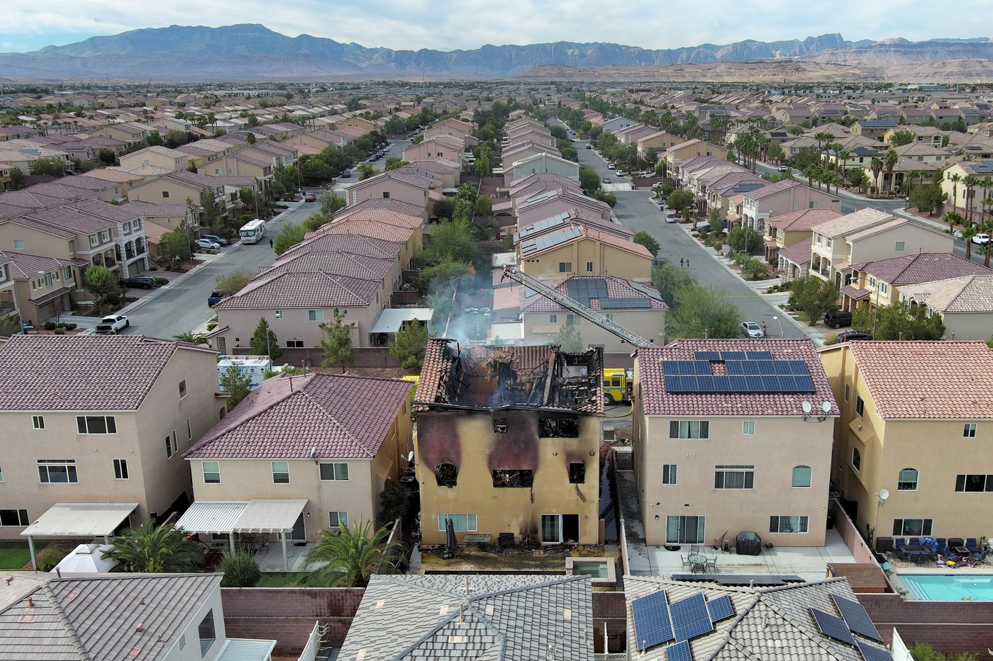 Mom and child jumped from a window to escape a Las Vegas fire that killed 2 children and 2 adults | iNFOnews.ca Mom and child jumped from a window to escape a Las Vegas fire that killed 2 children and 2 adults | iNFOnews.ca