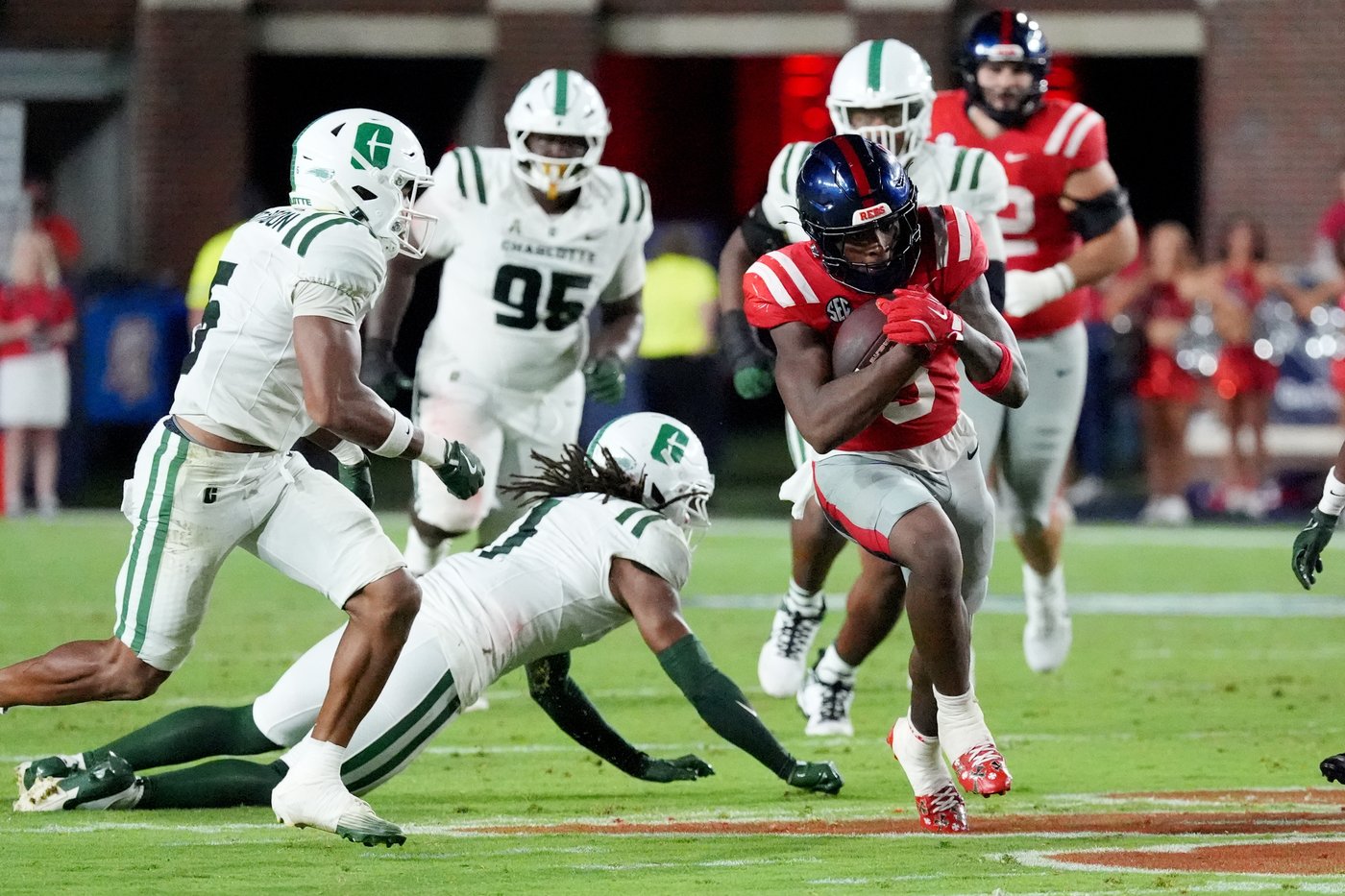 No. 9 Ole Miss rolls past Charlotte 41-9 behind Trinidad Chambliss’ 2 TD passes | iNFOnews.ca No. 9 Ole Miss rolls past Charlotte 41-9 behind Trinidad Chambliss’ 2 TD passes | iNFOnews.ca