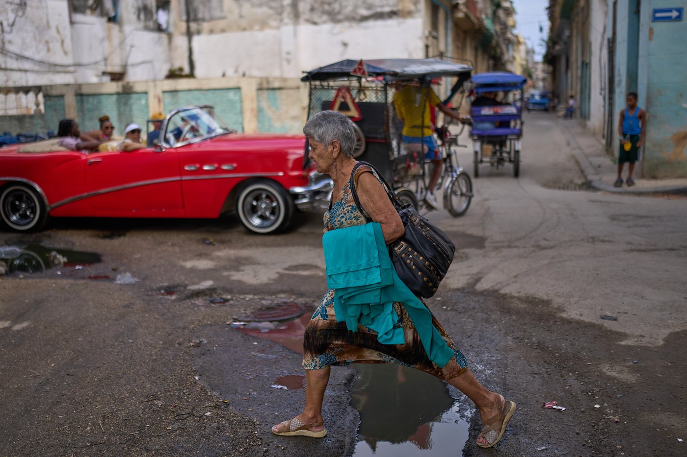 PHOTO ESSAY: AP photos capture elderly Cubans coping with deepening economic crisis | iNFOnews.ca