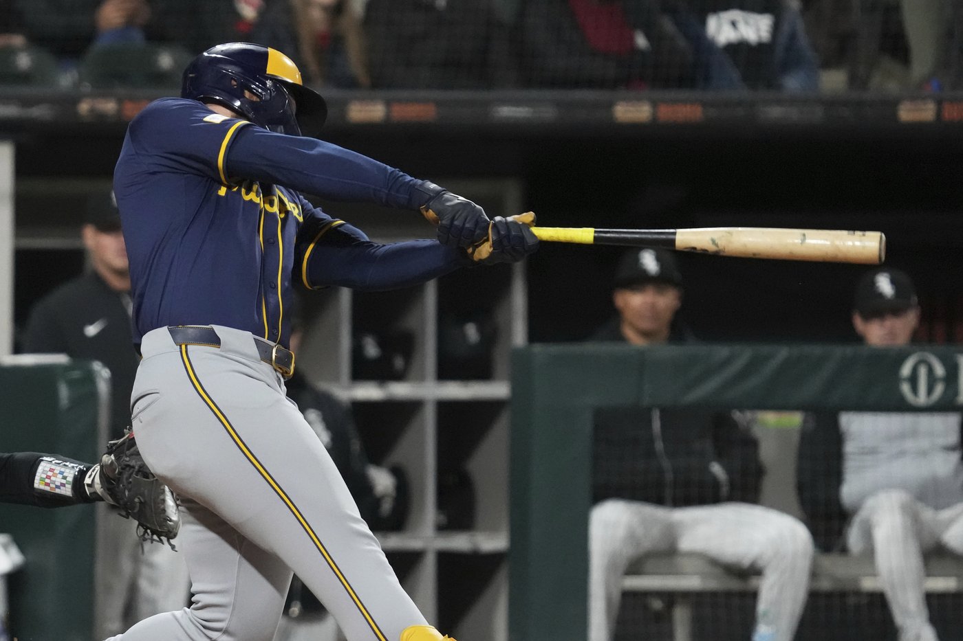 Jake Bauers hits 2-run double in the 8th inning to help the Brewers beat the White Sox 6-4 | iNFOnews.ca