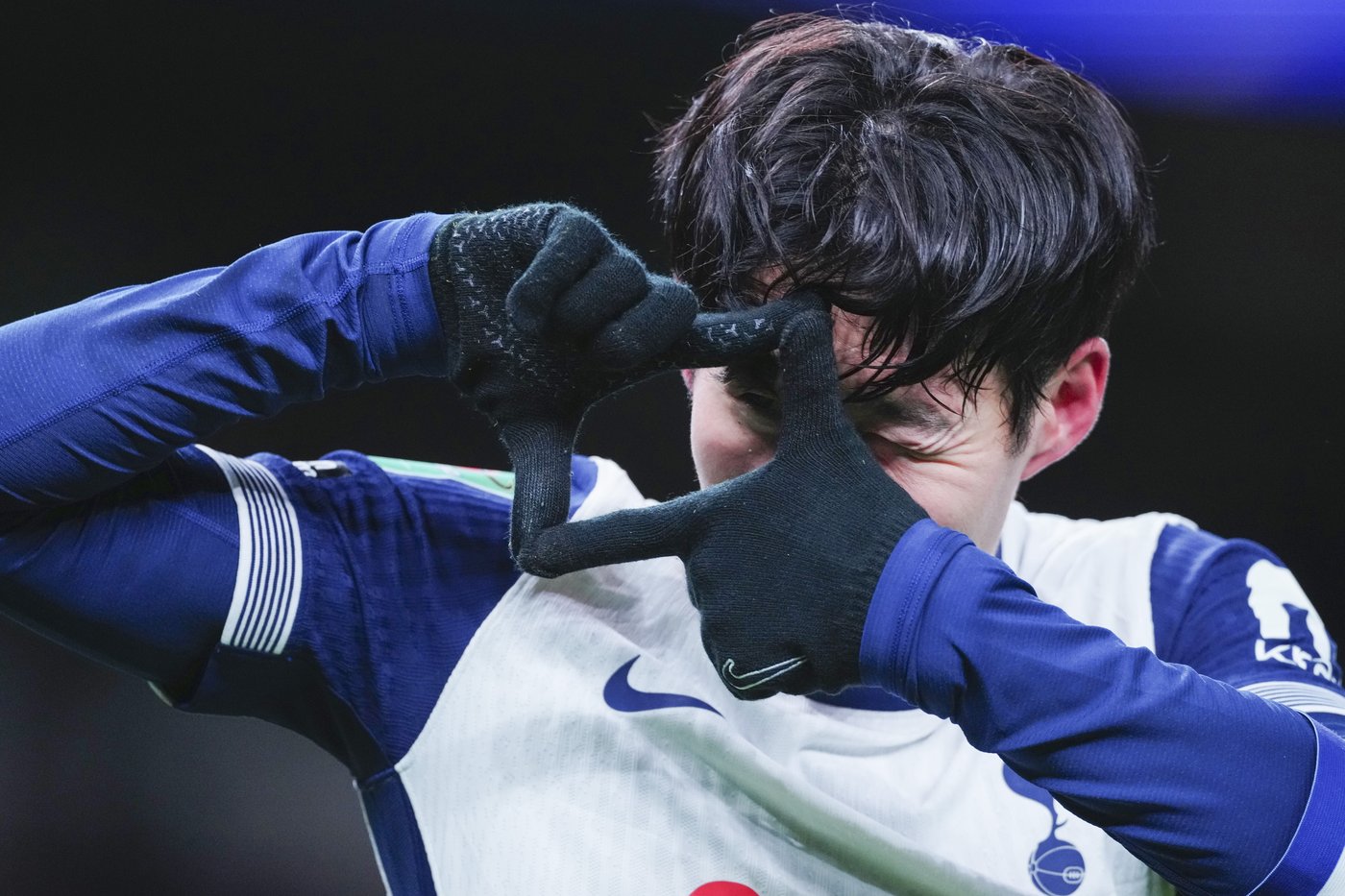 Son scores direct from a corner as Tottenham beats Man United 4-3 in the English League Cup | iNFOnews.ca