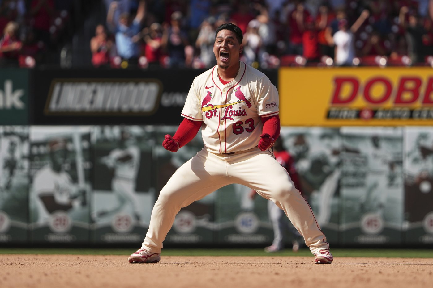 Yohel Pozo has RBI single in the 11th to give the Cardinals a 6-5 victory over the Reds | iNFOnews.ca