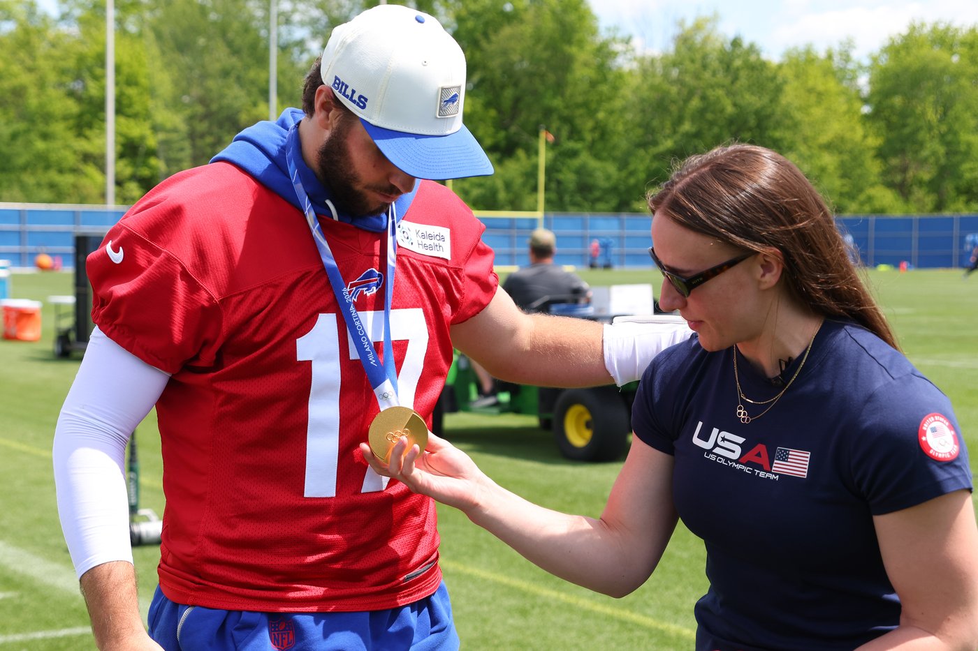 Hayley Scamurra gets a thrill showing off US hockey gold medal with Josh Allen at Bills practice | iNFOnews.ca Hayley Scamurra gets a thrill showing off US hockey gold medal with Josh Allen at Bills practice | iNFOnews.ca