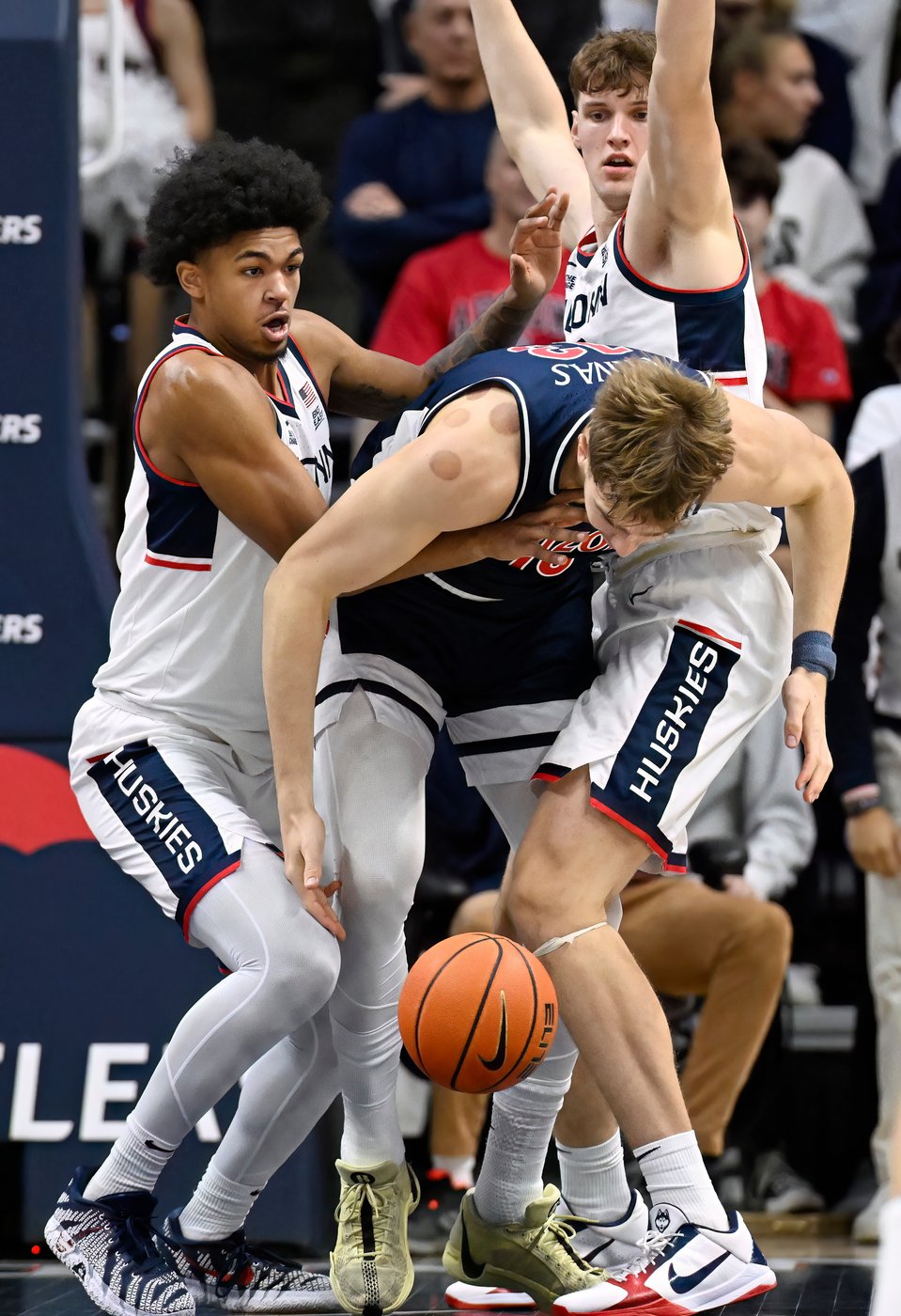 Jaden Bradley scores 21 points to lead No. 4 Arizona past No. 3 UConn 71-67 | iNFOnews.ca