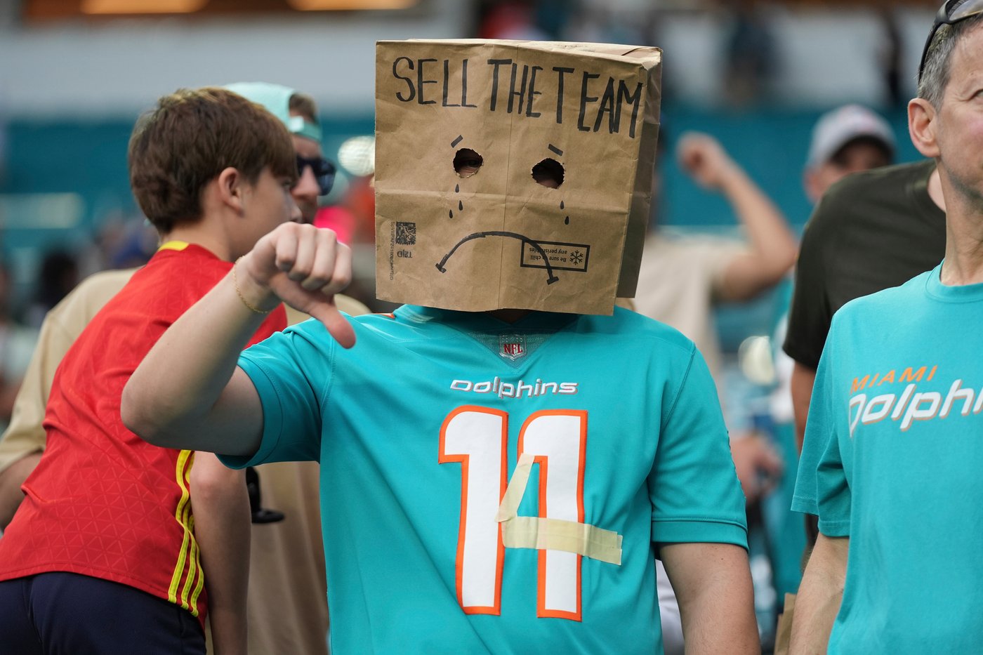 Dolphins' Mike McDaniel declines to discuss his future after another embarrassing loss | iNFOnews.ca Dolphins' Mike McDaniel declines to discuss his future after another embarrassing loss | iNFOnews.ca