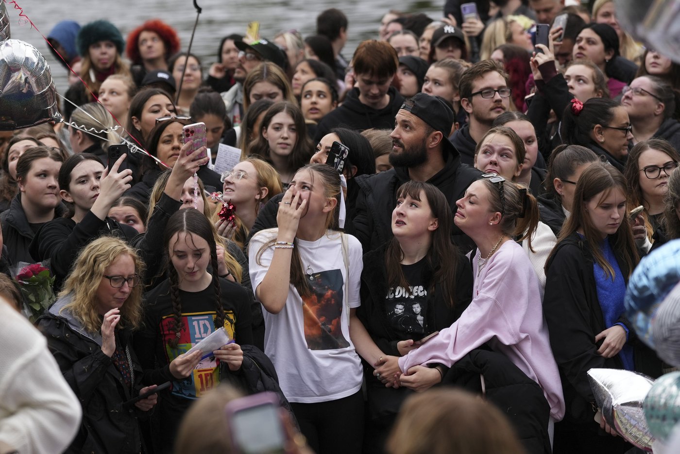 Directioners mourning singer Liam Payne leave tributes in London and other cities | iNFOnews.ca