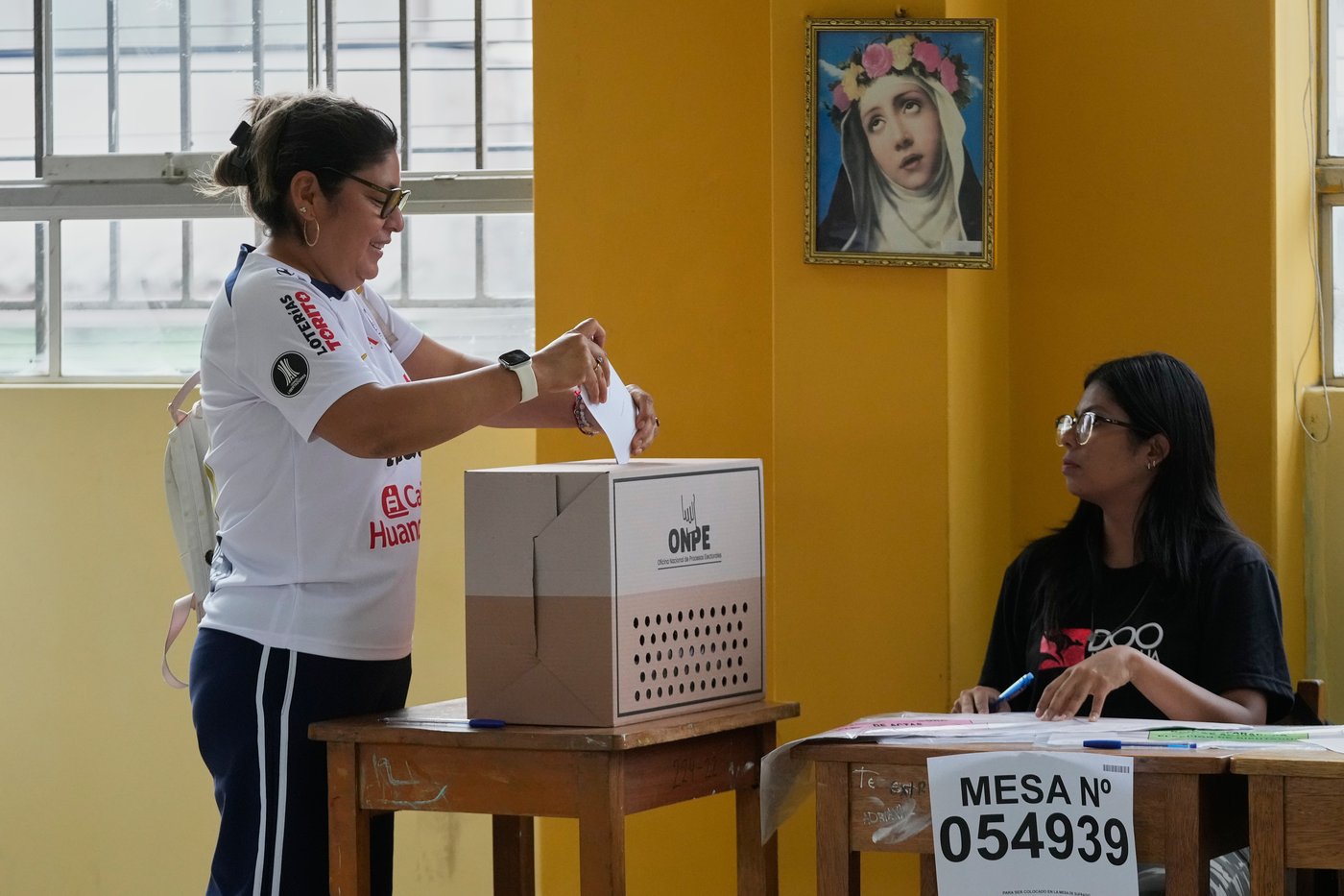 Peru faces presidential runoff as election count drags on after ballot delays | iNFOnews.ca