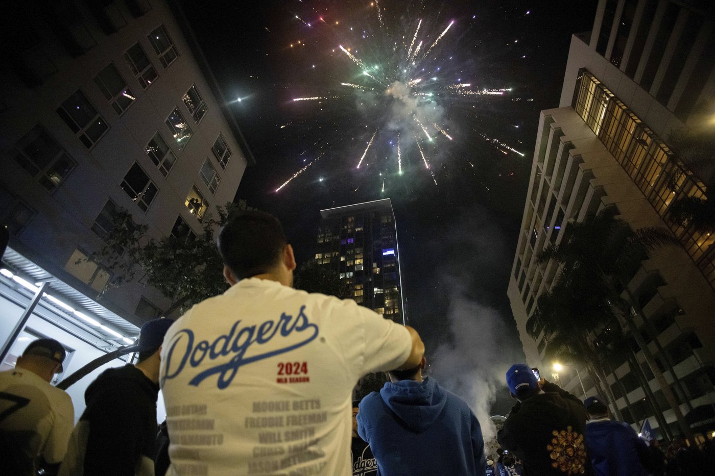 Los Angeles sees city bus burned, store thefts and rowdy crowds after Dodgers win World Series | iNFOnews.ca