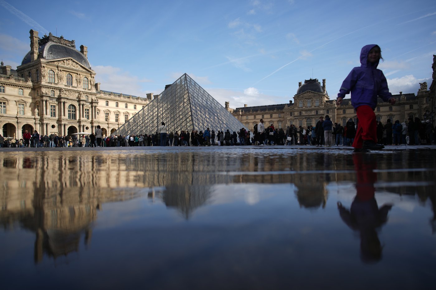 French senators say security at the Louvre is 'not in line' with modern standards and demand action | iNFOnews.ca
