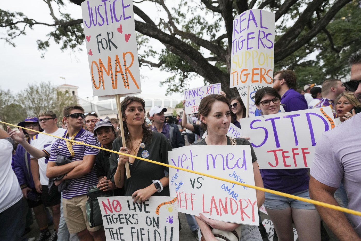 Caged tiger wheeled into LSU's Tiger Stadium for the first time since 2015 at governor's behest | iNFOnews.ca