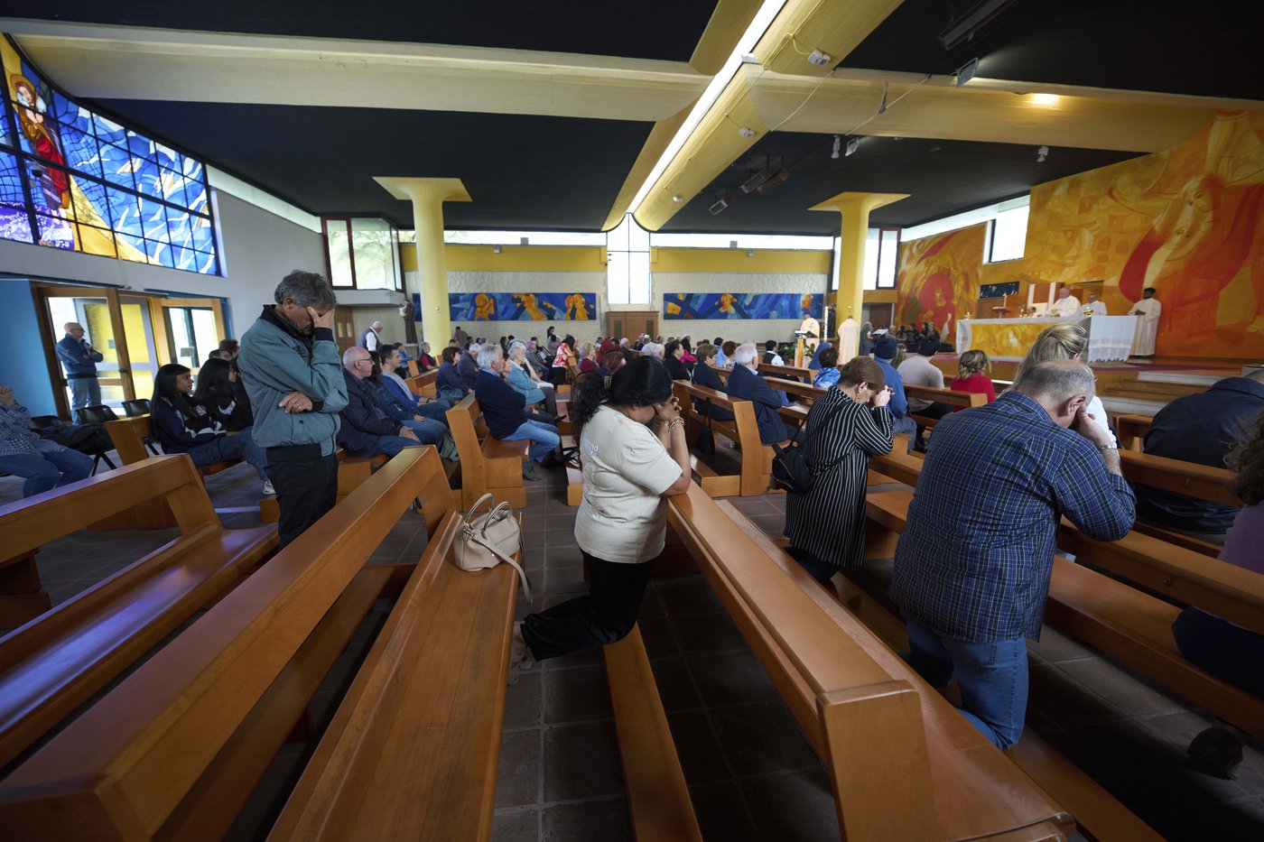 At Mass in housing projects and tourist hotspots, Romans pray next pope focuses on poverty and peace | iNFOnews.ca At Mass in housing projects and tourist hotspots, Romans pray next pope focuses on poverty and peace | iNFOnews.ca