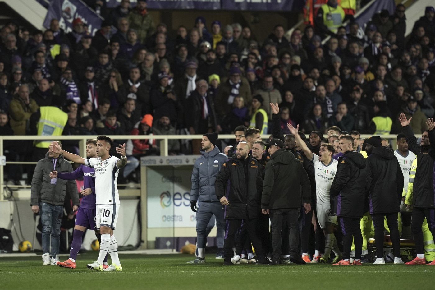 Fiorentina midfielder Edoardo Bove in medically induced coma after collapsing in Italian soccer game | iNFOnews.ca Fiorentina midfielder Edoardo Bove in medically induced coma after collapsing in Italian soccer game | iNFOnews.ca