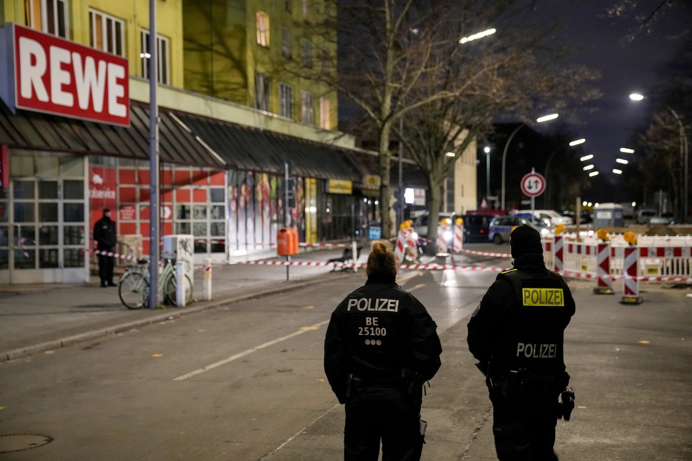 Berlin police say they have detained a man who attacked 2 people with a knife | iNFOnews.ca Berlin police say they have detained a man who attacked 2 people with a knife | iNFOnews.ca