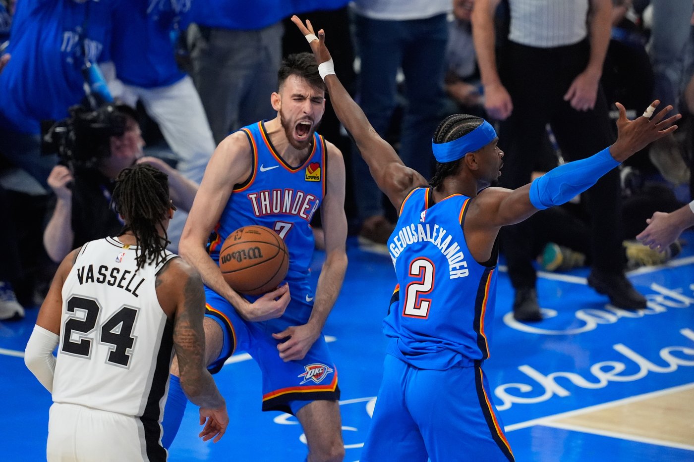 Shai Gilgeous-Alexander scores 30, Thunder top Spurs 122-113 in Game 2 of West finals | iNFOnews.ca