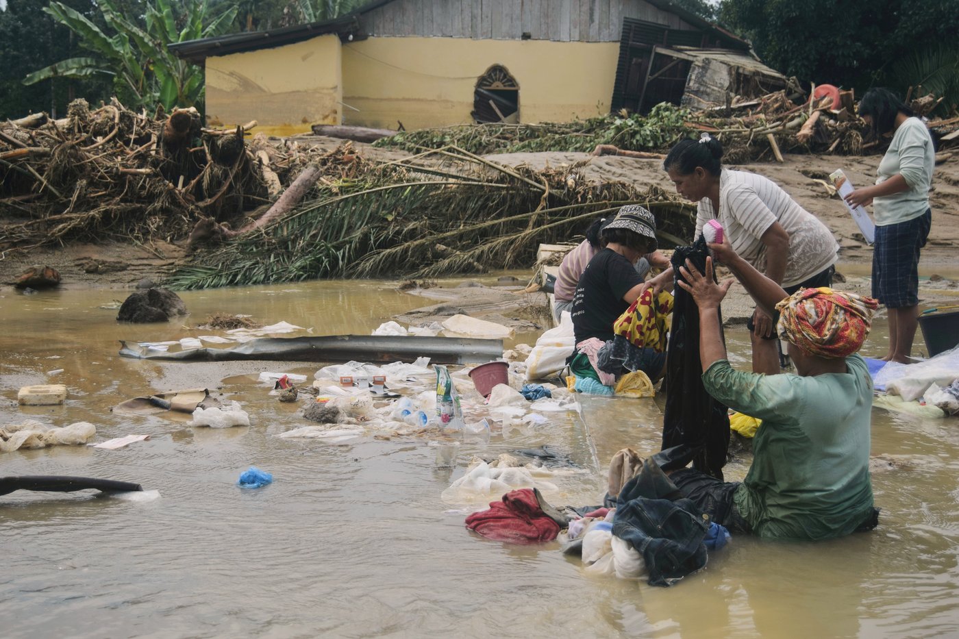 Indonesian residents hunt for food and water after deadly floods; 193 dead in Sri Lanka | iNFOnews.ca