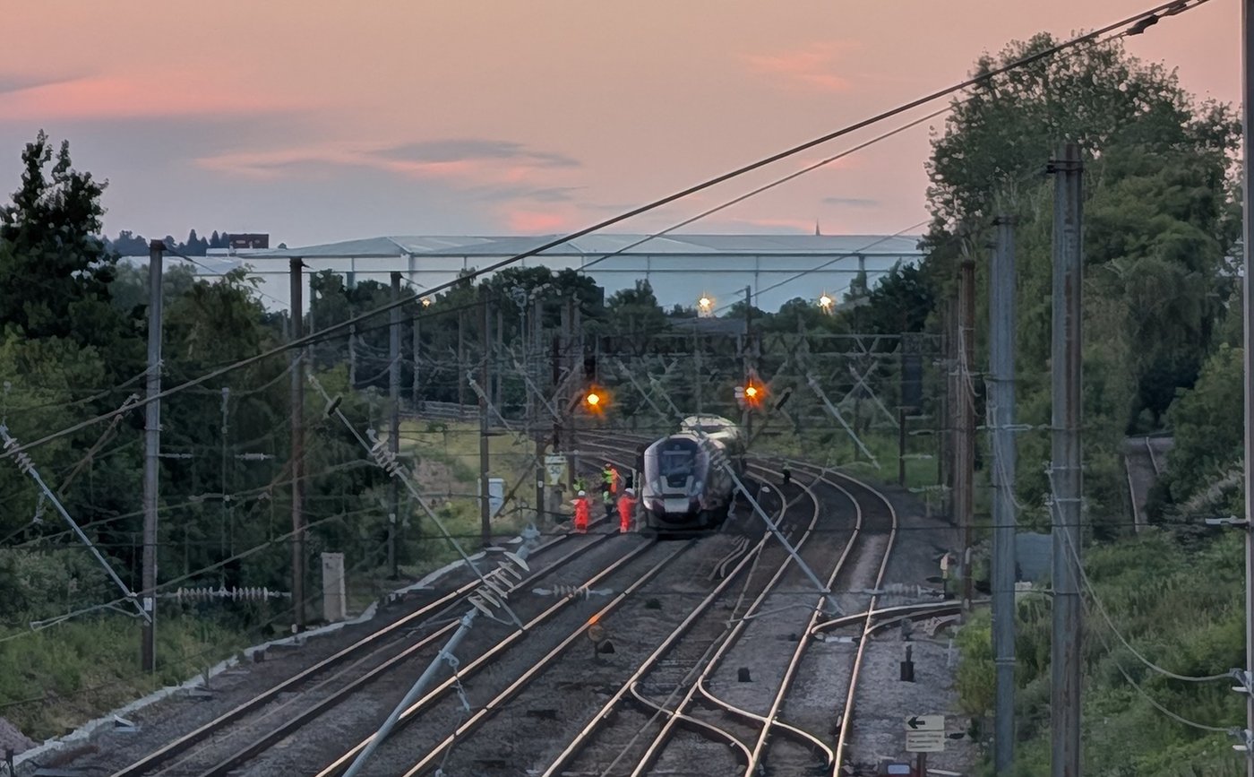 Two trains collide north of London, killing at least 1 person and seriously injuring dozens | iNwheels