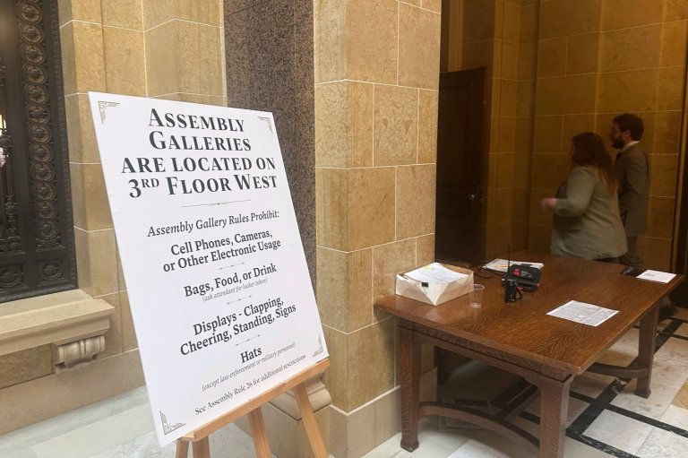 Network shutdown leaves Wisconsin lawmakers meeting outside of public view | iNFOnews.ca