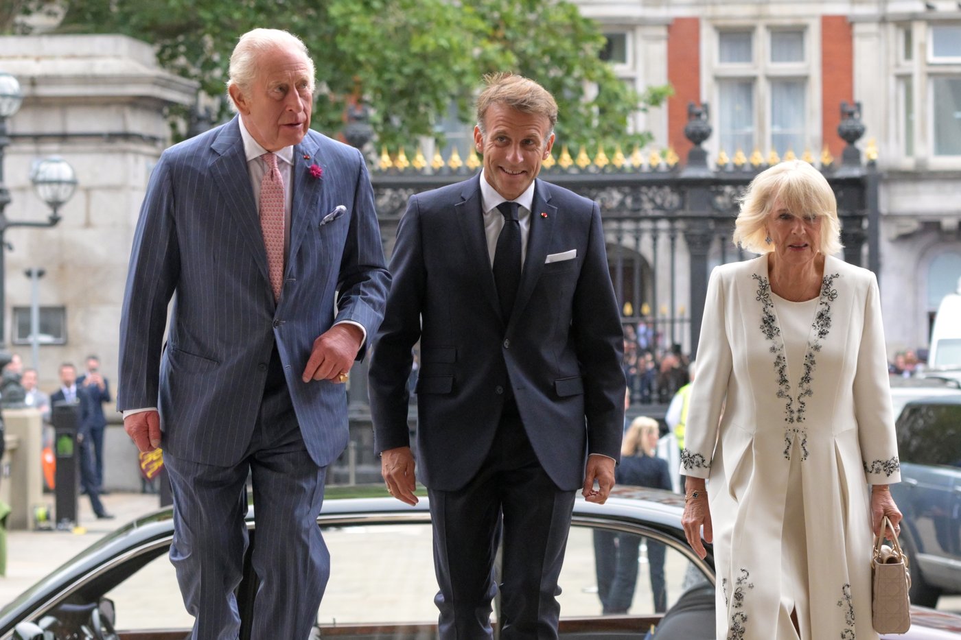 Macron and King Charles III hail their nations' ties as they view the Bayeux Tapestry in London | iNFOnews.ca