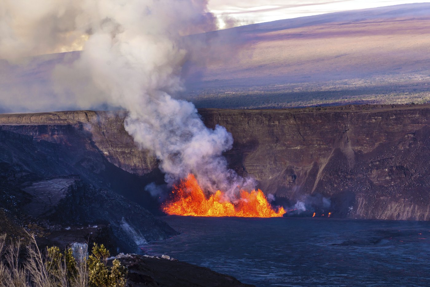 Stunning photos show lava erupting from Hawaii's Kilauea volcano | iNFOnews.ca Stunning photos show lava erupting from Hawaii's Kilauea volcano | iNFOnews.ca