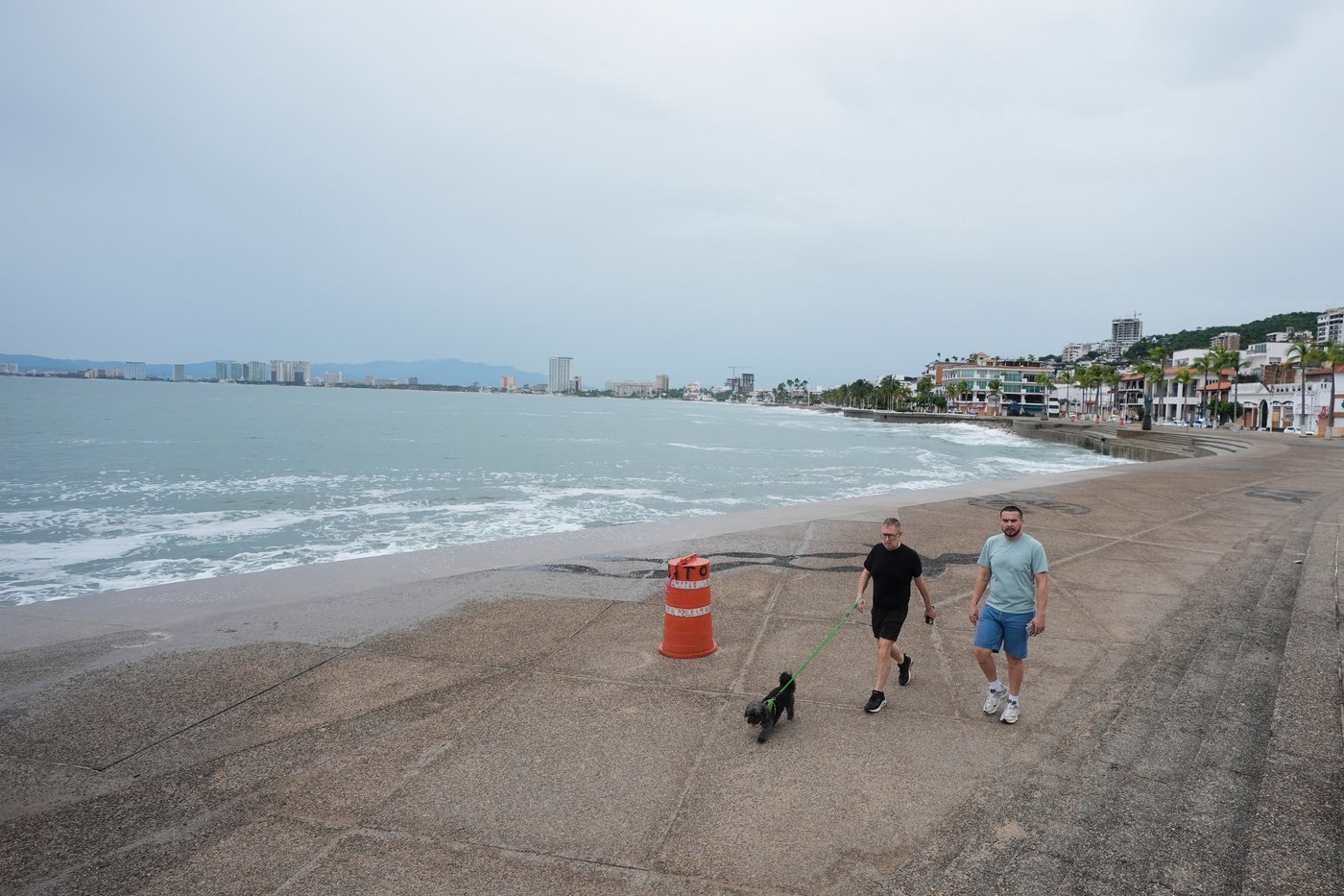Hurricane Simon pounds resorts and vulnerable towns along Mexico’s Pacific coast | iNFOnews.ca