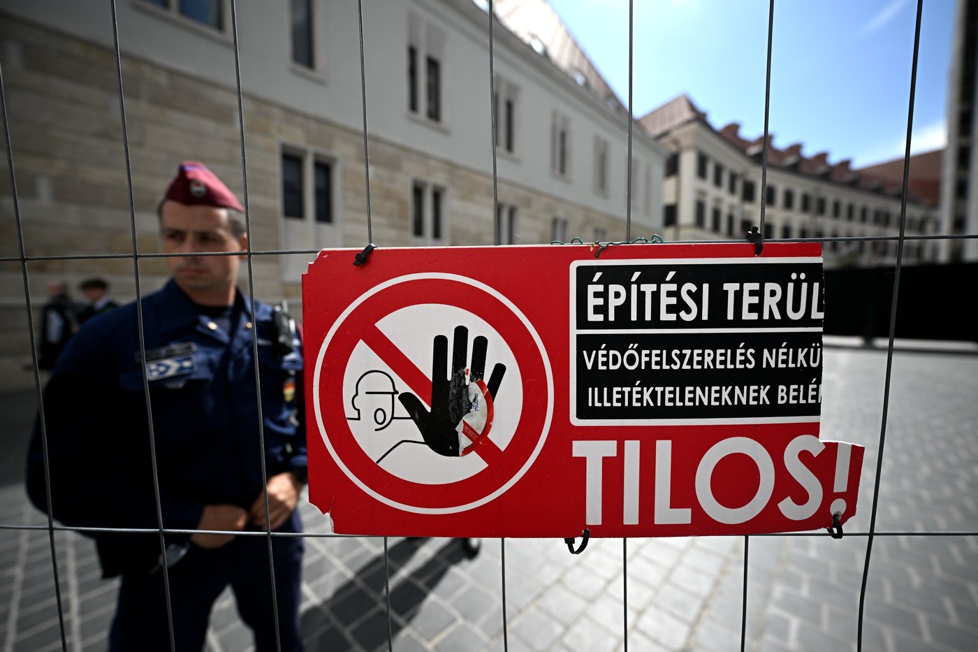 Hungary's new PM symbolically removes fences erected around Orbán's former offices | iNFOnews.ca Hungary's new PM symbolically removes fences erected around Orbán's former offices | iNFOnews.ca
