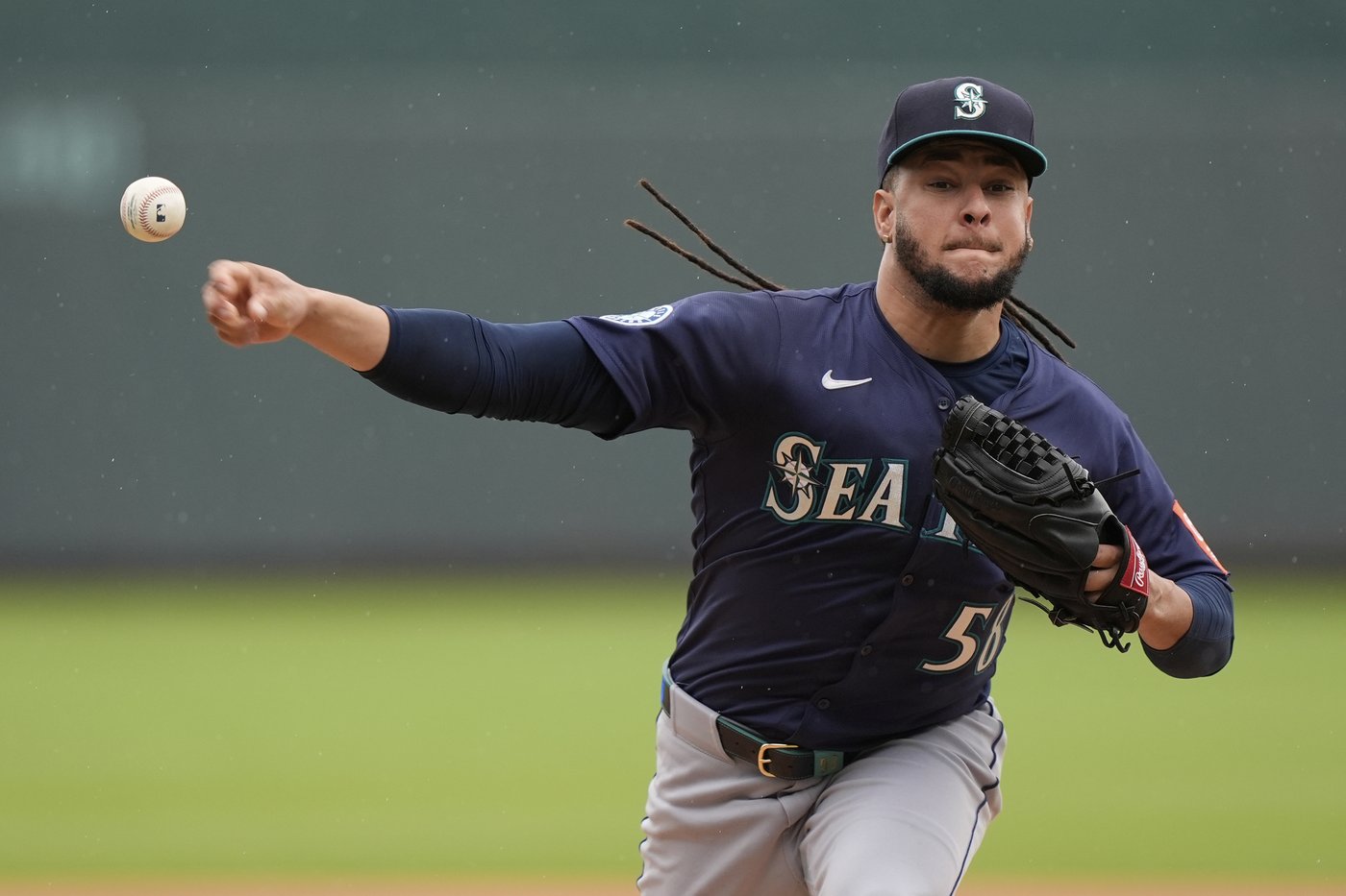 Mariners' rare challenge helps secure 2-0 win over Royals, tie Astros for first place in AL West | iNFOnews.ca