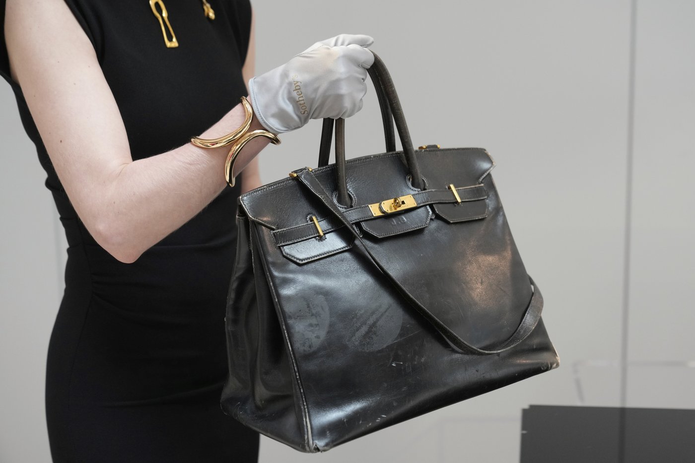 Jane Birkin’s original Hermès bag sells at auction for whopping 8.6 million euros | iNFOnews.ca Jane Birkin’s original Hermès bag sells at auction for whopping 8.6 million euros | iNFOnews.ca