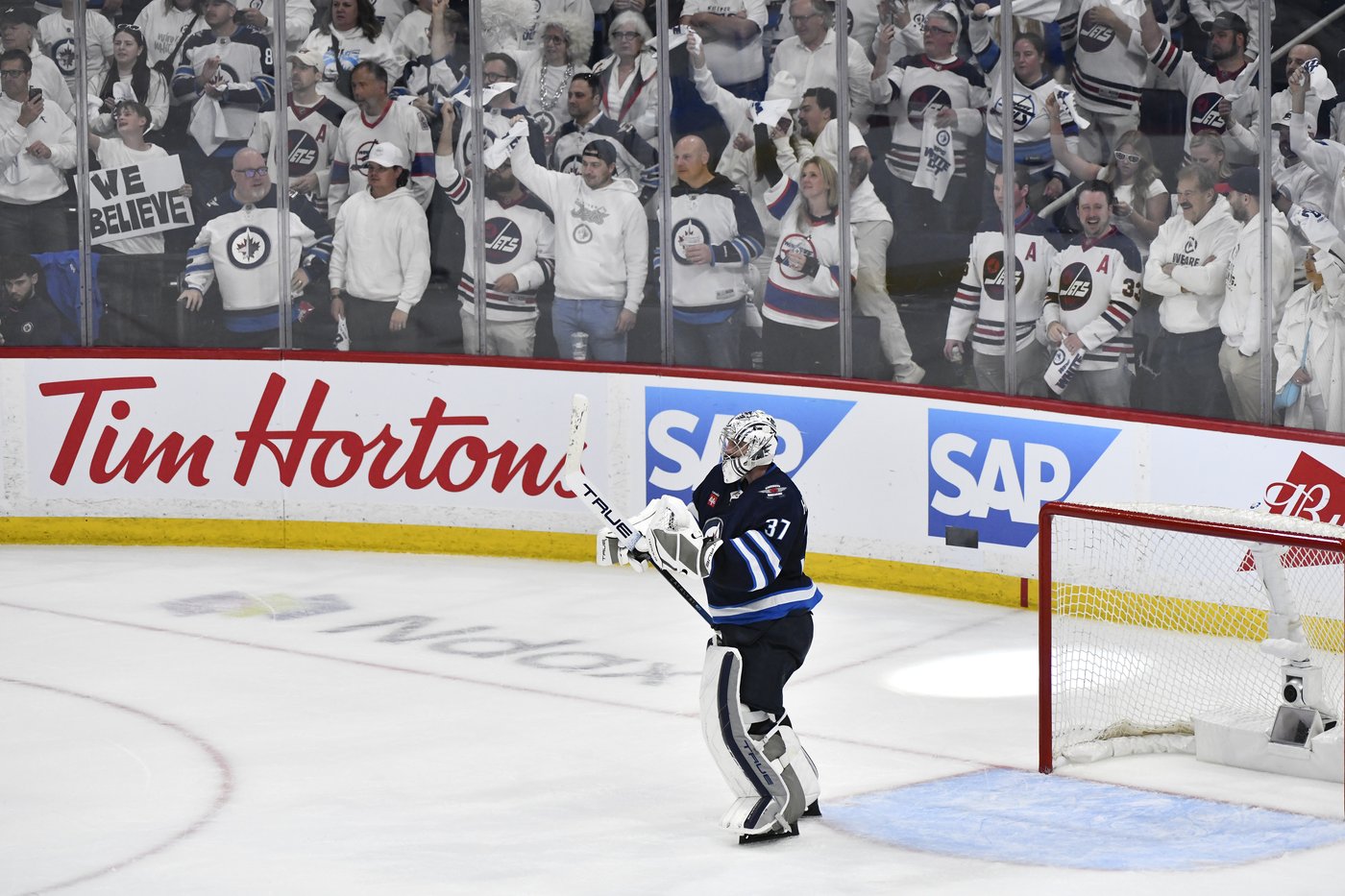 Hellebuyck gets run support, posts shutout in must-win Game 5 for Jets | iNFOnews.ca