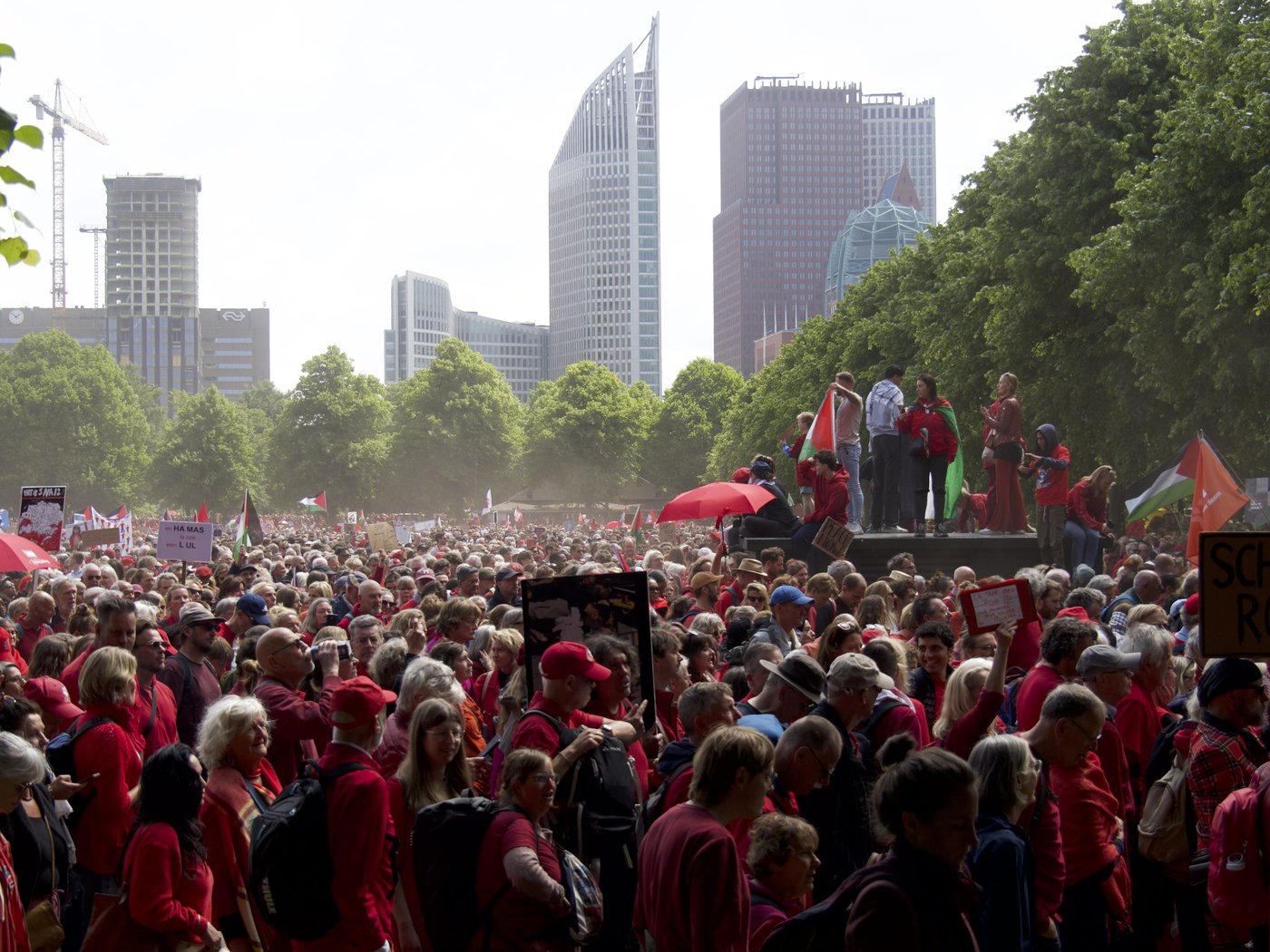 Huge crowd piles pressure on Dutch government to seek an end to Israel's campaign in Gaza | iNFOnews.ca Huge crowd piles pressure on Dutch government to seek an end to Israel's campaign in Gaza | iNFOnews.ca